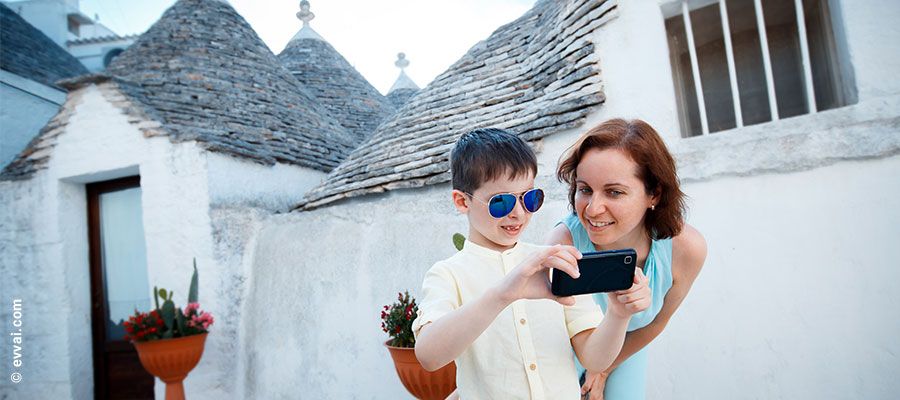 Madre e figlio scattano un selfie tra le strade di Alberobello
