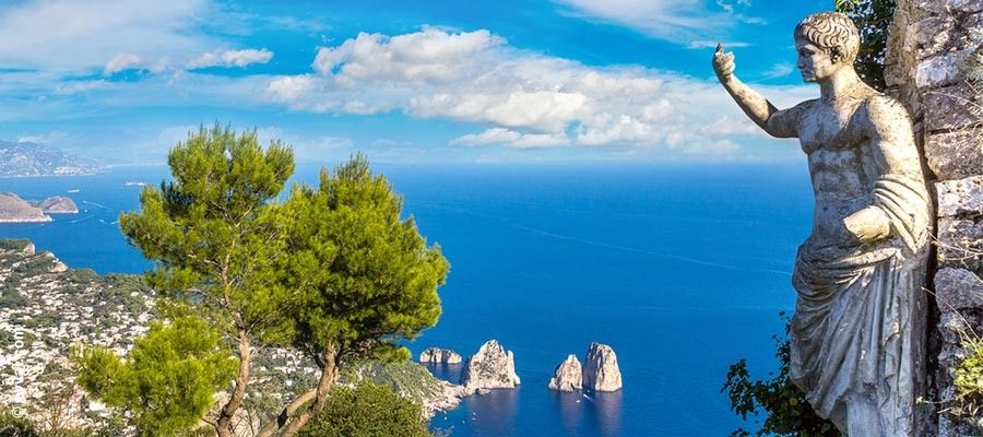 Splendido scorcio dell'isola di Capri in una giornata d'estate